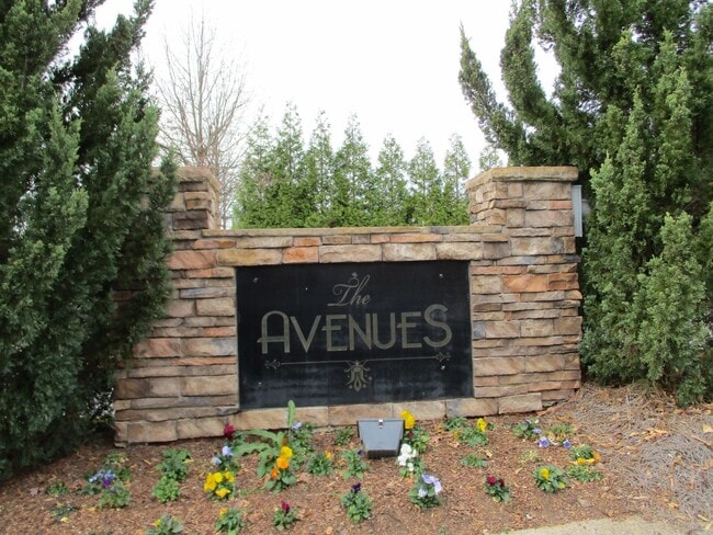 Building Photo - 3 Bedroom Townhouse with a Loft Area and a...