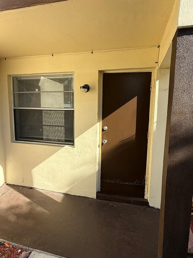 Building Photo - 3880 Woodside Dr