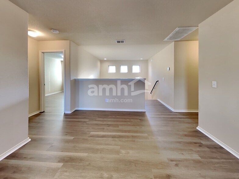 Building Photo - 10450 Rosewood Creek