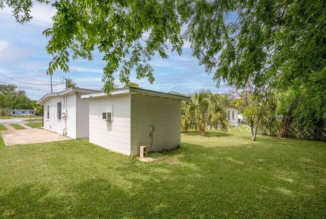 Building Photo - 20 Rollins Ave