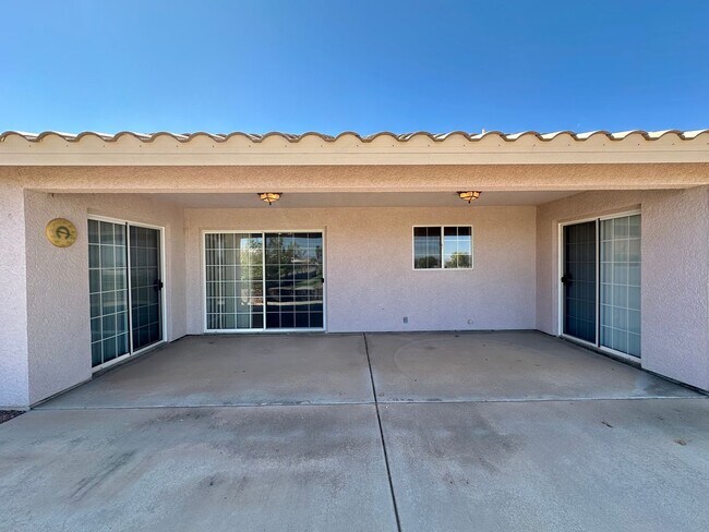 Building Photo - Beautiful 3 Bed / 2 Bath Home Backing to Cerbat Cliffs Golf Course!