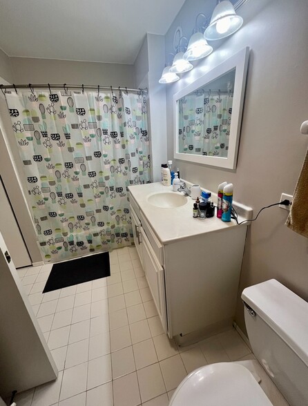 Bathroom - 545 N Dearborn St