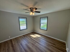 Building Photo - $895 - 3 bed 1 bath - Single Family Home