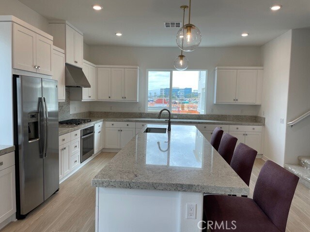 Building Photo - 1860 S Westside Dr