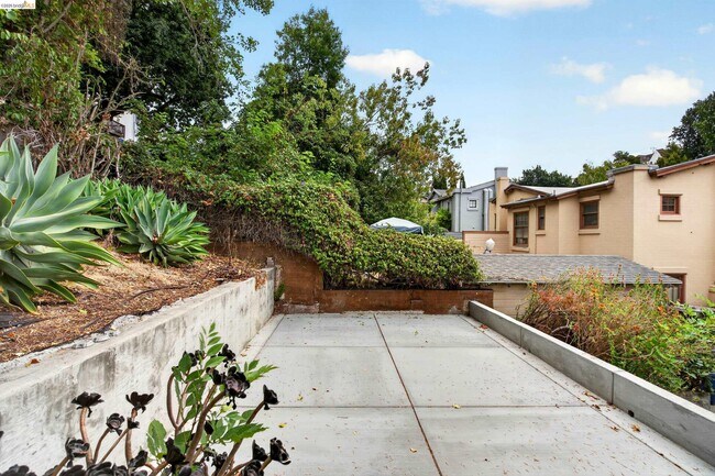 Building Photo - 846 Mandana Blvd