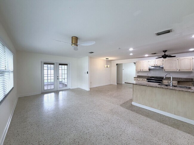 Building Photo - 3/2/1 car garage in S. Ft. Myers Off Cypress Lake!