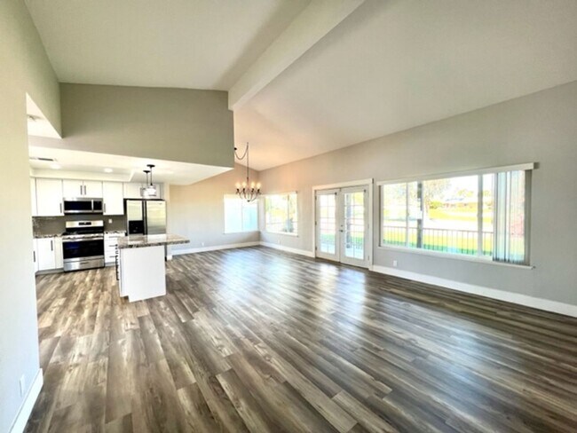 Building Photo - 3 Bedroom Pool Home on Golf Course