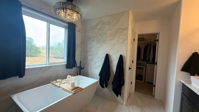 Building Photo - Great Furnished House In Fort Collins