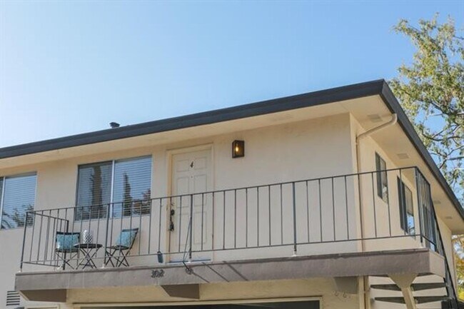 Building Photo - Gorgeous Remodeled 2 Bedroom 1 Bath Condo ...