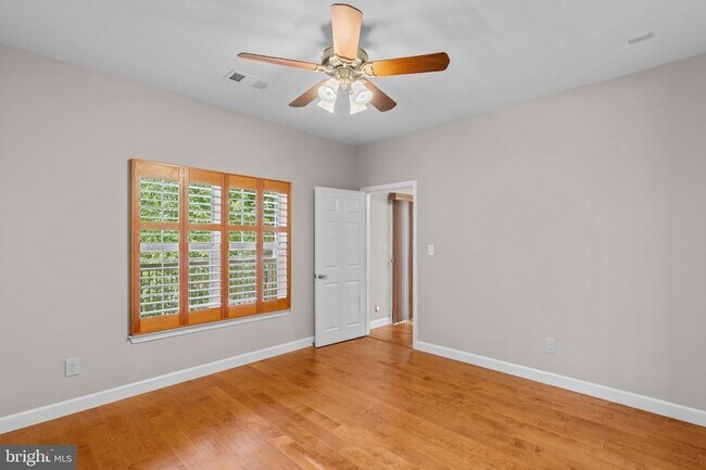 Building Photo - 1701 Lake Shore Crest Dr