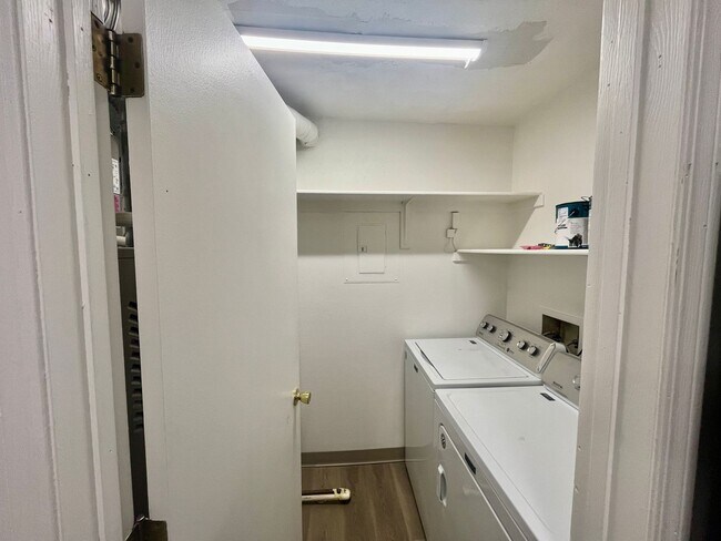 Building Photo - 1 bed 1 bath condo w/ in unit laundry ***$...