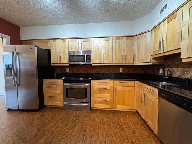 Building Photo - Bright And Spacious 2 Bed 1.5 Bath Condo W...