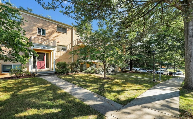 Building Photo - Bright Top-Floor 2BR Condo with Balcony in Parkside Community