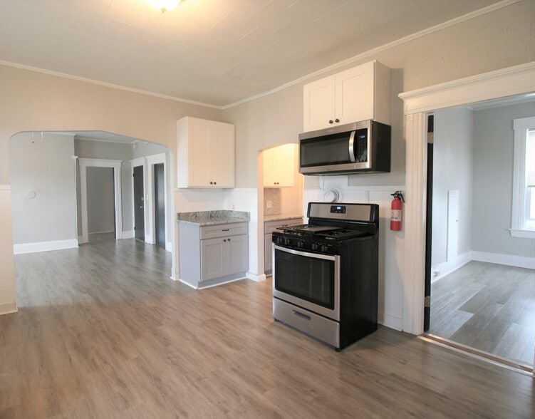 Building Photo - 467 Hevey St