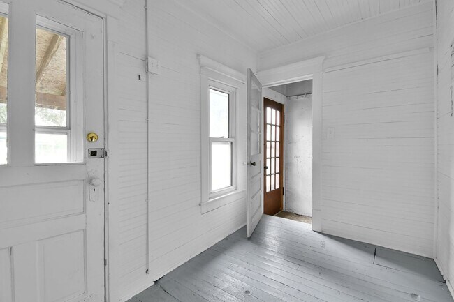 Building Photo - Large Single Family Rental - Available Now
