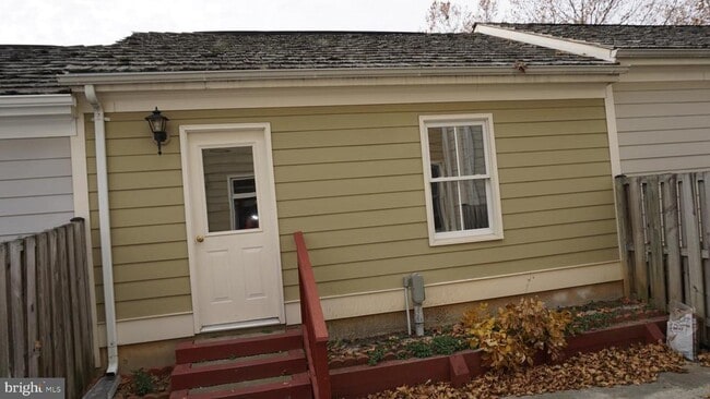 Building Photo - 405 Main St