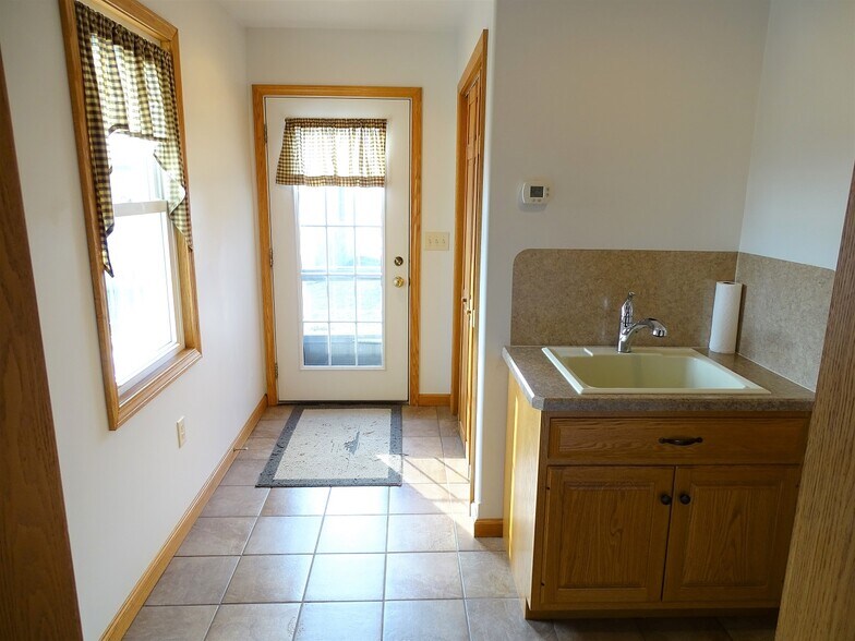 Building Photo - 454 Race Rd