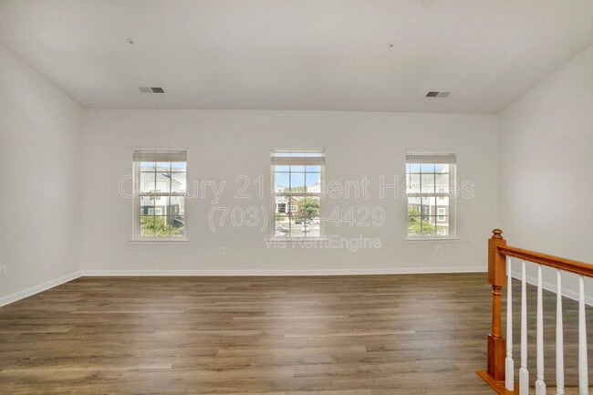 Building Photo - 24676 Hutchinson Farm Dr