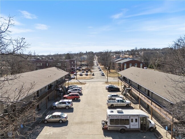 Building Photo - 884 W Holly St