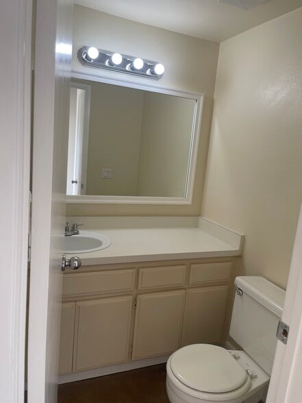 Downstairs 1/2 bath - 16622 Jib Cir