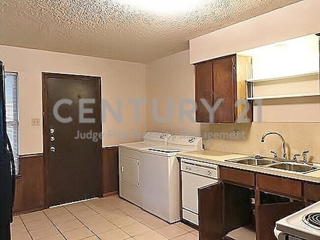Building Photo - Great 2/1 Duplex Situated on Cul-de-sac in...
