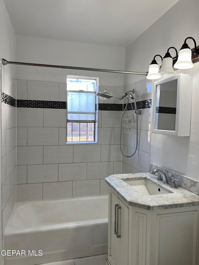 Building Photo - 4204 Flory Ave