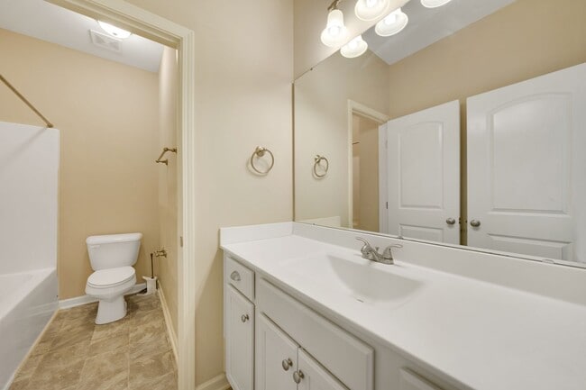 Building Photo - Beautiful 3bd/2.5ba Townhouse Available in Durham!