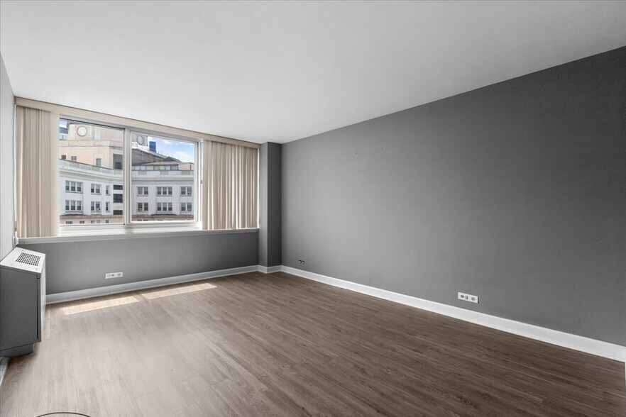 Building Photo - 5601 N Sheridan Rd