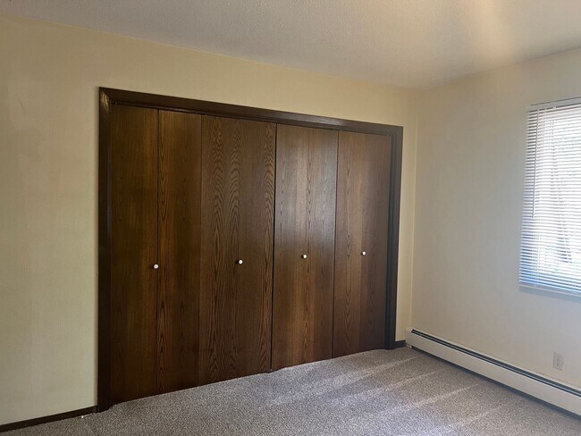 Building Photo - Tudor 3205