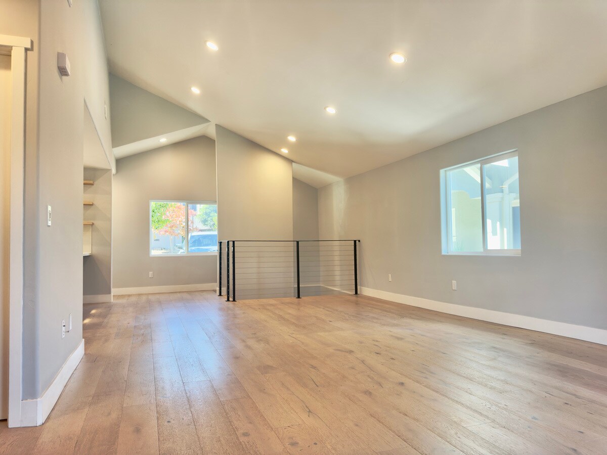 Building Photo - 914 Everett Ave