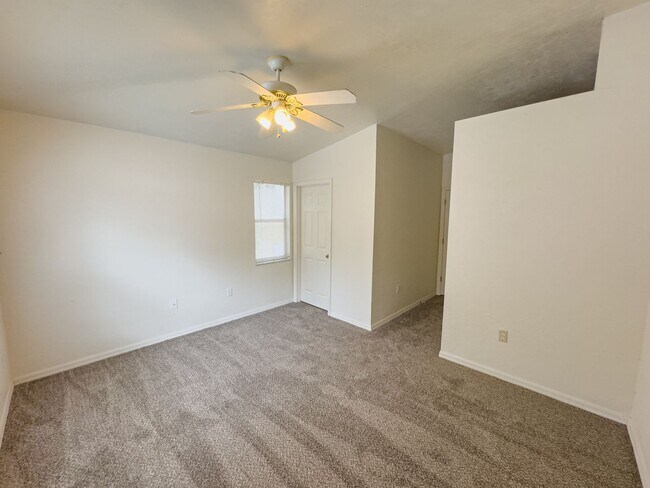 Building Photo - 4415 SW 34th St
