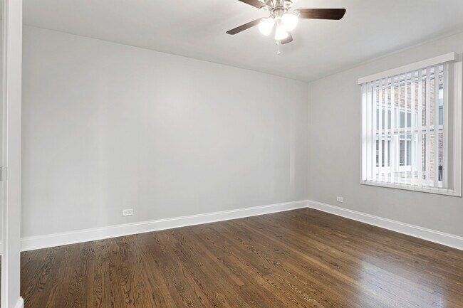 Building Photo - 7634 N Eastlake Terrace