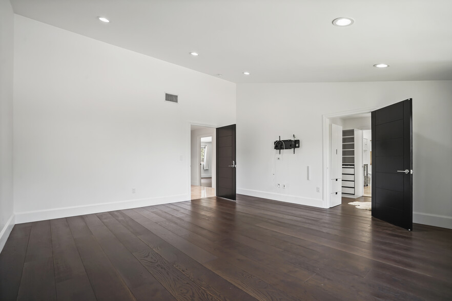 Building Photo - 16544 Park Lane Dr