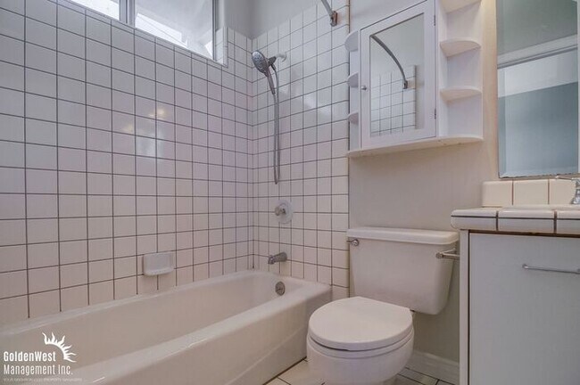 Building Photo - Modern 2Bdm 2.5Ba Town-home with Rooftop D...