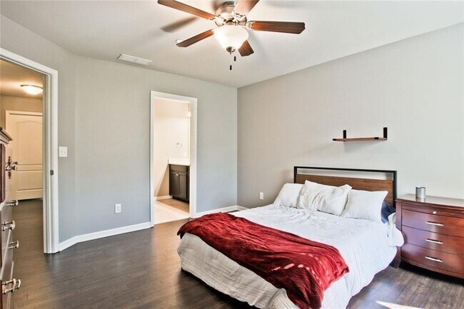 Building Photo - 112 Davina Dr