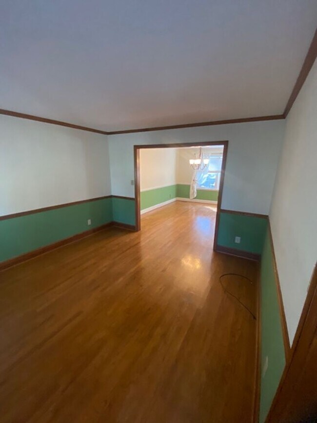 Building Photo - Gorgeous 5 Bedroom 3 Bathroom Brick Home in Woodside Plantation!