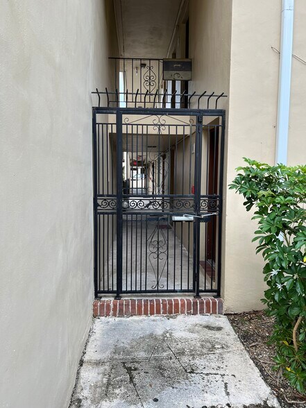 Building Photo - 465 S Royal Poinciana Blvd