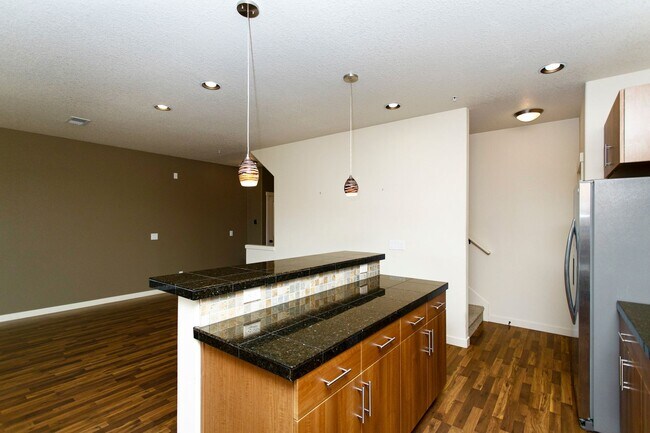 Building Photo - 2BD 2.5BA + Bonus Room/Den/Office Townhouse w/Garage + AC + Washer/Dryer Included