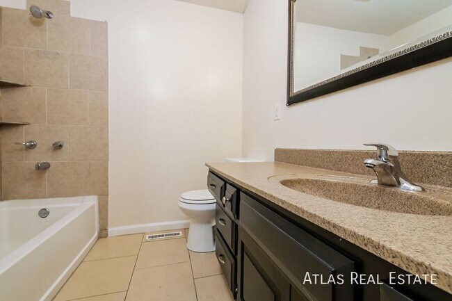 Building Photo - 906 SE 3rd Terrace