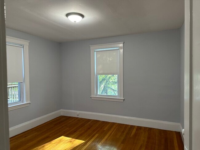 Building Photo - 18 Symmes St