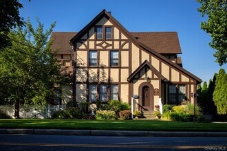 Building Photo - 576 Scranton Ave
