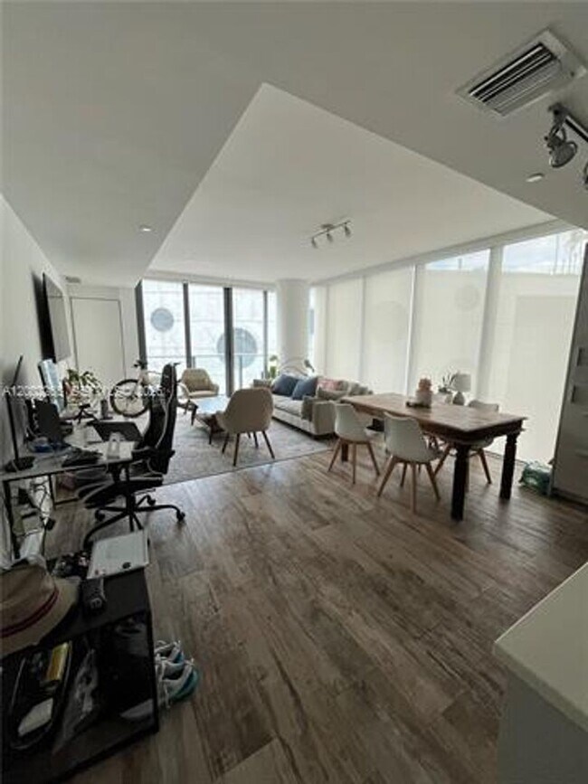 Building Photo - 650 NE 32nd St