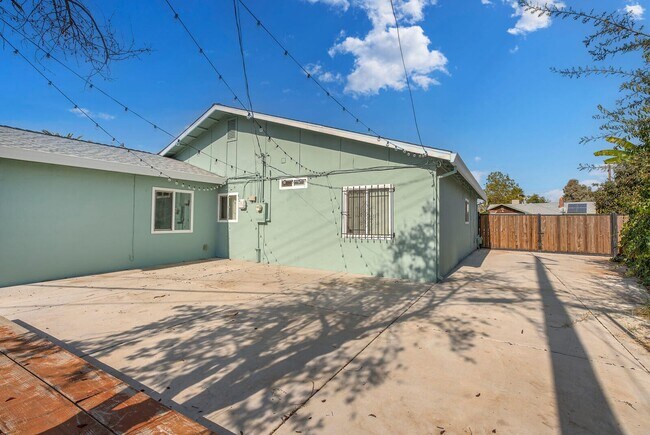 Building Photo - 290 Lindley Dr