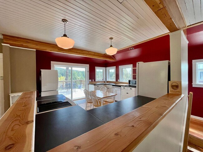Building Photo - Roslyn Charmer
