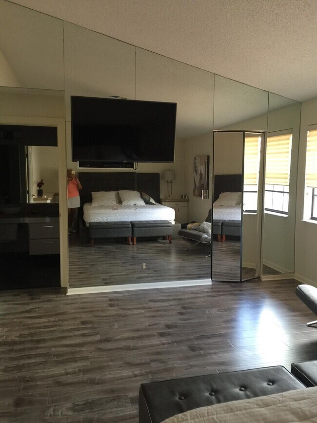 Building Photo - 7770 La Mirada Dr