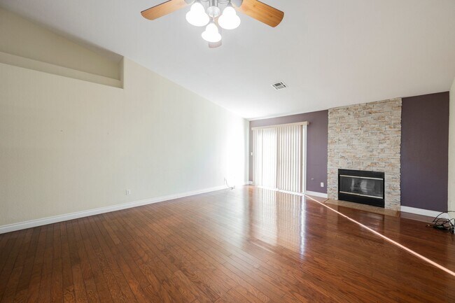 Building Photo - Summerlin - Single Story Townhome -