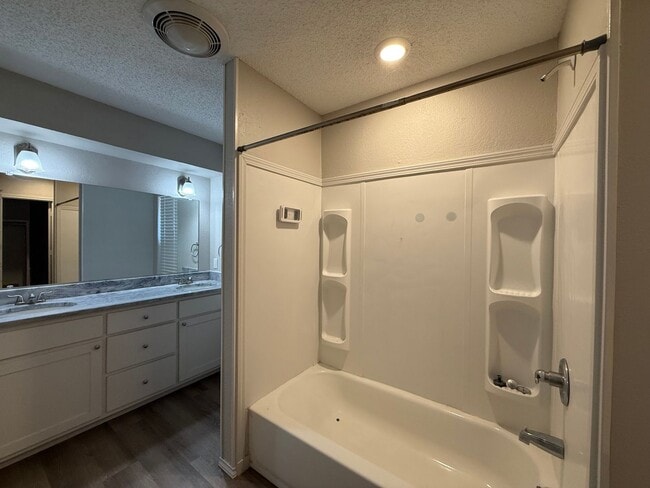 Building Photo - Available NOW ***1/2 off the first months ...