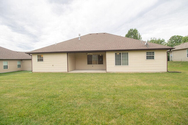 Building Photo - 7002 Madison Creek Dr