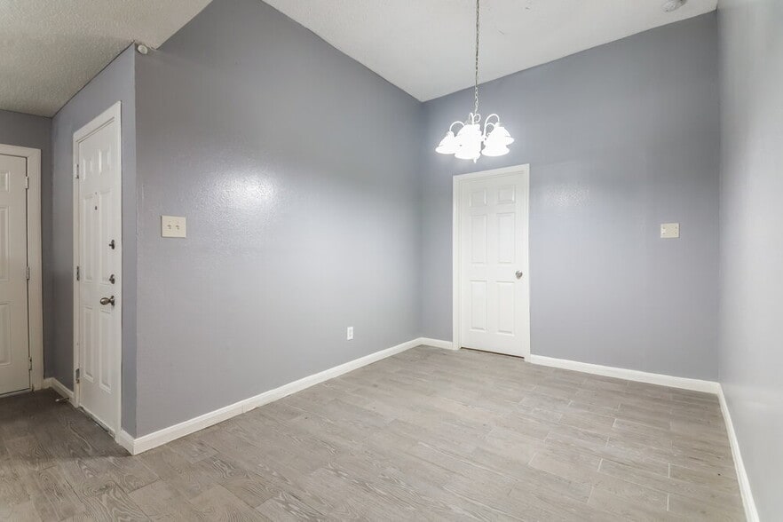 Building Photo - 1112 Paintbrush St