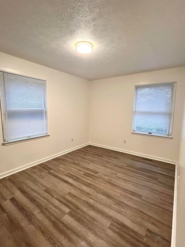 Building Photo - Renovated Home Near Virginia Tech